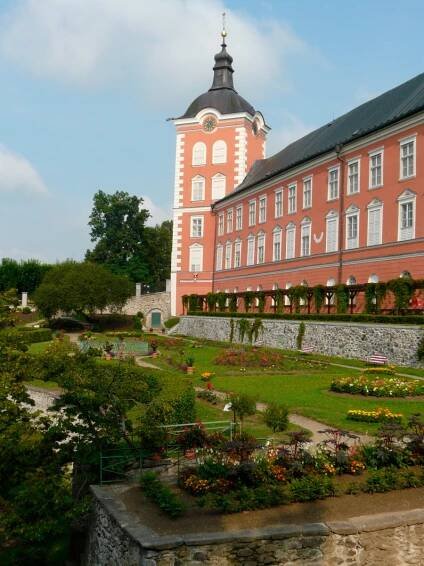 Zámek: Kamenice nad Lipou