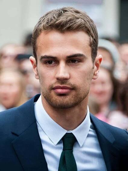 Soubor:Theo James Divergent premiere.jpg