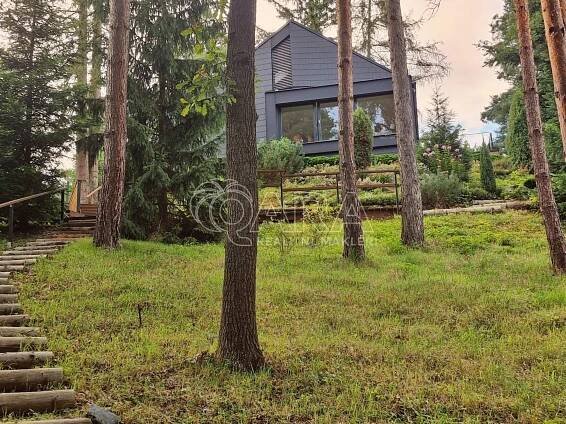 Exkluzivně na Slapech: Moderní dřevostavba s vlastním molem a lanovkou – QARA