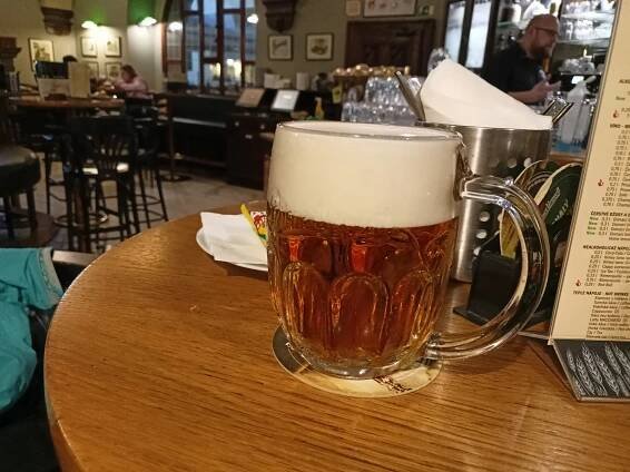 Pivo od loňska podražilo. Ve vyhlášené hospodě U Pinkasů o sedm korun za půllitr