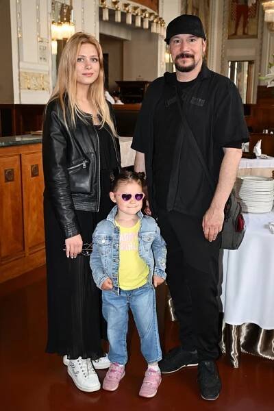 Bohuš Matuš a jeho spokojená rodinka. Manželka je nově zpěvačkou.