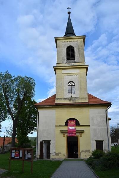 Noc kostelů opět přiblížila lidem sakrální památky. V Novém Strašecí začala mší