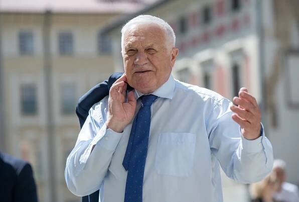 Party vlivných na Hradě. Podívejte se, kdo přišel gratulovat Klausovi