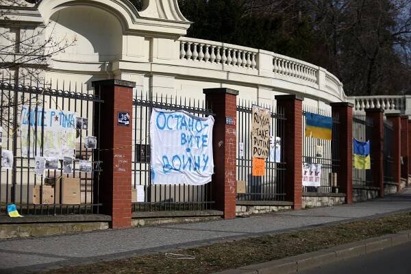 PODÍVEJTE SE: Solidarita na každém kroku. Praha se oděla do modrožluté