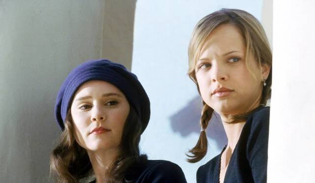 PASADENA, Alison Lohman, Nicole Paggi, 2001, © Columbia/Tristar / Courtesy: Everett Collection