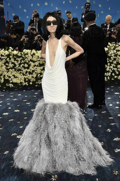 Chodící kostra nebo bezdomovec, který ukradl šaty. Vera Wang (75) šokovala odvážným modelem na Met Gala