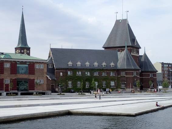 File:Hack Kampmanns Plads (Aarhus Toldkammer).jpg
