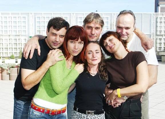 Takto vypadá dabingová parta seriálu Přátelé (zleva): Petr Rychlý, Stanislava Jachnická, Miriam Chytilová, Daniel Rous, Rostislav Čtvrtlík a Pavla Rychlá.