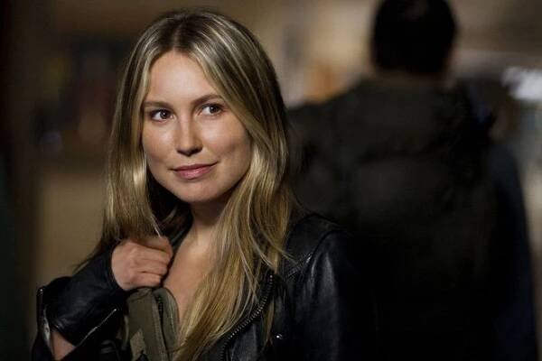 Falling Skies - Eight Hours - Z filmu - Sarah Carter