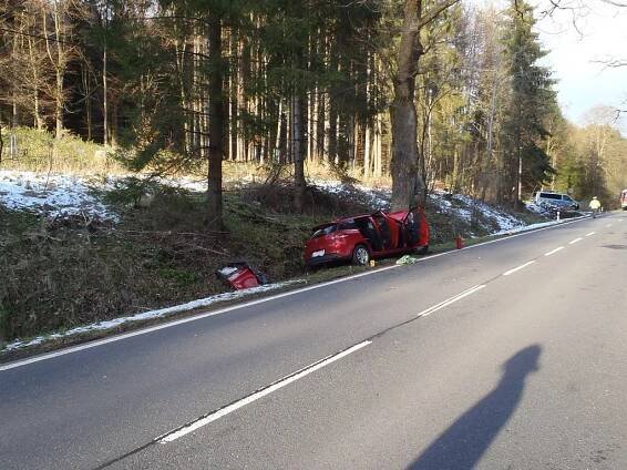 Od nehody u Lískové odletěl s vážně zraněnou osobou vrtulník, u události zasahovali hasiči z Domažlic | POŽÁRY.cz - ohnisko