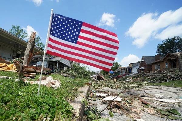 Obrazem: Jako když jede vlak. Tornáda pustoší Spojené státy, blíží se až k New Yorku