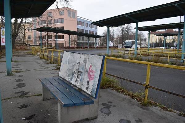 FOTO: Autobusové nádraží v Teplicích chátrá už přes 30 let. Co s ním bude?