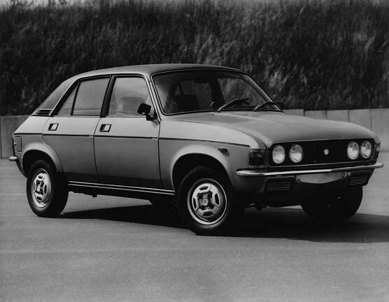 Zjevení pro československé řidiče: V 70. letech se u nás dal koupit britský automobil Austin Allegro. Proslavil se hranatým volantem, s tím se k nám ale nedovážel