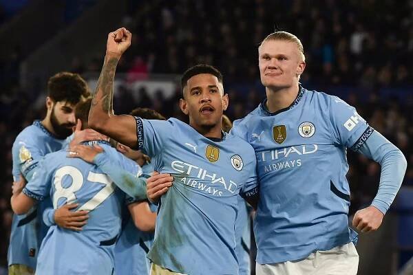 Z farmy prarodičů až k prvnímu gólu v Premier League. Manchester City z krize tahá nečekaný hrdina