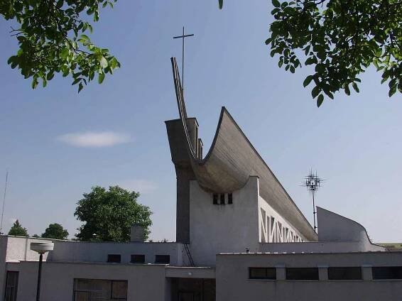 Kostel svatého Josefa dostavěli Senetářovští v roce 1971.