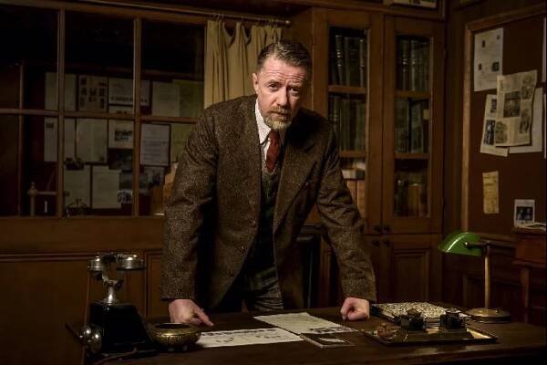 FOTO: Inspektor Rudolf Havlík ze seriálu Zločiny Velké Prahy v podání Jiřího Langmajera. – stránka 22