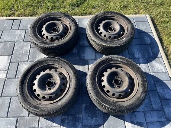 Sada letních kol 185/65 r14 Prodám sadu kol včetně plechových disků Rozměr pneumatik 185/65 R14 Jde o letní pneumatiky, kupované minulý rok 2023, jsou skoro jako nové, 1 sezónu cca ježděné, minimální tloušťka dezénu 5-6mm někde i 7mm. Prodávám jako komplet!na jedné pneumatice je píchlý šroub (viz. Fotky) lze odstranit a pneu opravit záplatou. Jen osobní odběr ve Vendryni. (Vendryně
