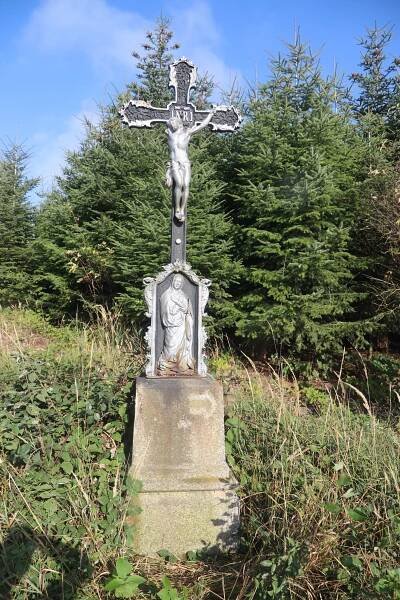 Soubor:Overview of wayside cross in forest near Mikulovice, Třebíč District.jpg – Wikipedie