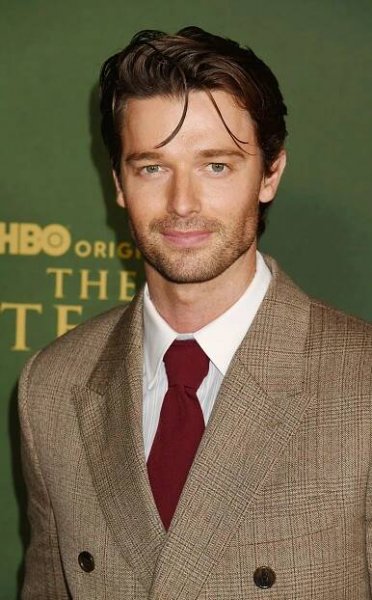 Nahá scéna v Bílém lotosu šokovala diváky: Patrick Schwarzenegger odhalil komplet všechno! Seriál trhá rekordy