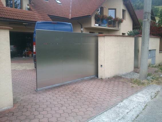 Posuvná nerezová brána