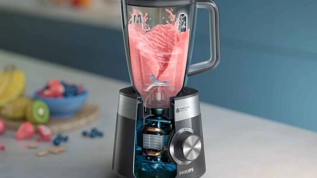 Philips Blend & Juice: Průřez odhaluje výkonný motor mixující růžové smoothie. Špičková technologie pro bezkonkurenční výkon a hladké výsledky.