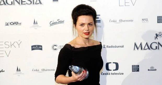 Herečka Lucie Žáčková promluvila o svých rodičích. Prý ji jako dítě vůbec nechválili, těžko se s tím srovnávala.