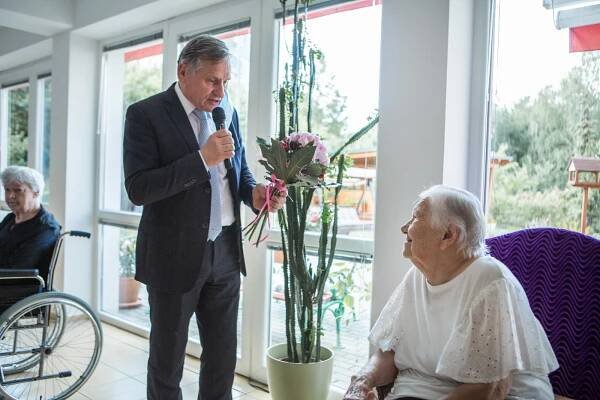 Paní Jarmila Zimmelová oslavila sté narozeniny. Popřála ji řada gratulantů