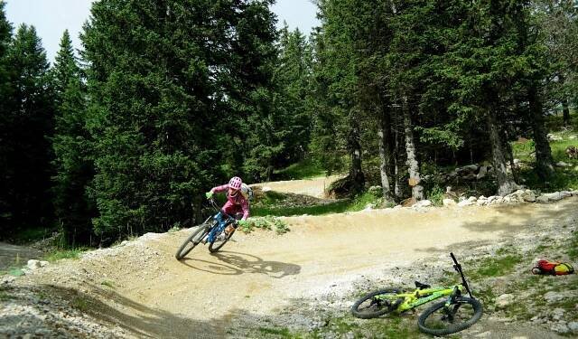 Bikepark nebo večeře v lanovce? Obojí nabízí slovinský Krvavec!