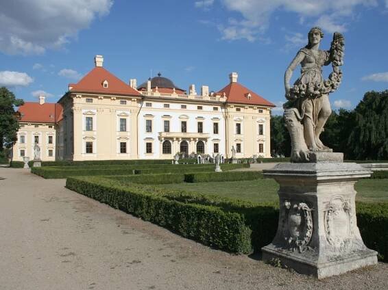 Které zámky můžete navštívit i na podzim? Podívejte se
