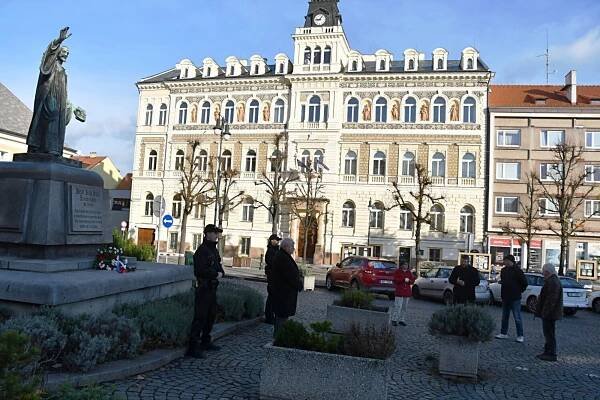 FOTO, VIDEO: V Lounech si připomněli 17. listopad tradičně na náměstí