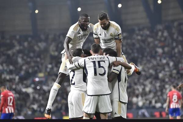 Real nemá útočníka a zranili sa mu tri opory? Nevadí. Ancelotti sa s tým vyrovnal taktickou genialitou