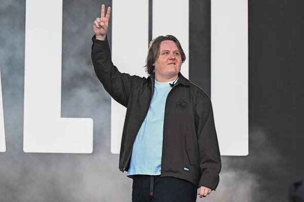 Lewis Capaldi je po 2 rokoch späť a silnejší než kedykoľvek predtým. Jeho nový hit ťa položí na kolená