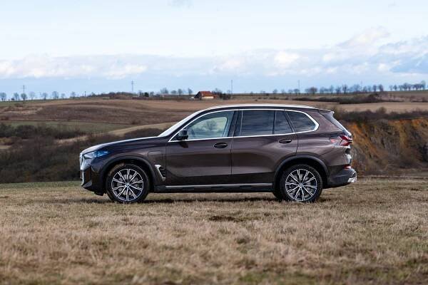 Neobyčejně úsporný luxus: BMW X5 s elektrickým dopingem má 489 koní, které skoro nic nežerou