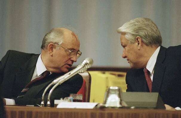 Michail Gorbačov a Boris Jeľcin v septembri...