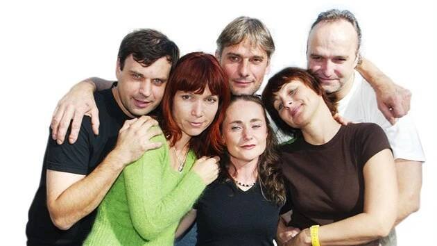 Sestava dabérů seriálu Přátelé (zleva): Petr Rychlý (Joey), Stanislava Jachnická (Phoebe), Daniel Rous (Ross), Miriam Chytilová (Rachel), Pavla Vojáčková-Rychlá (Monica) a již zesnulý Rostislav Čtvrtlík (Chandler).