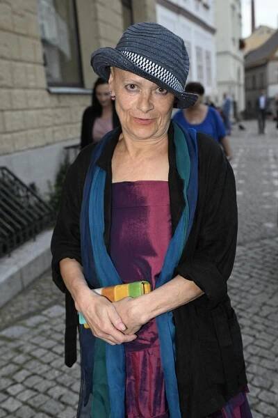 Holou hlavu skryla stejným kloboukem jako na nedávné svatbě: Takhle mladší sestra Jiřího Korna vyrazila do společnosti