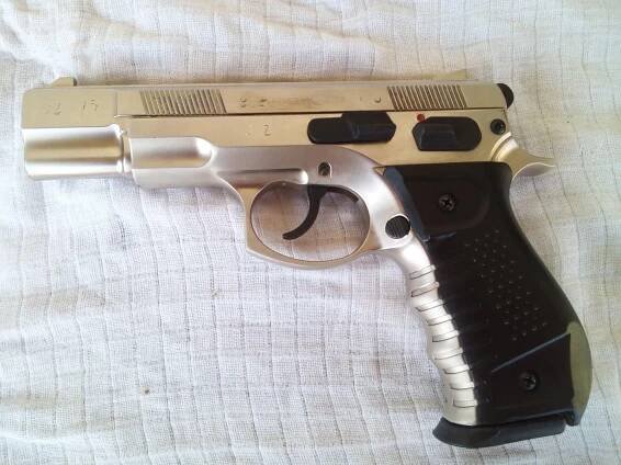 PISTOLE. - CZ 75.