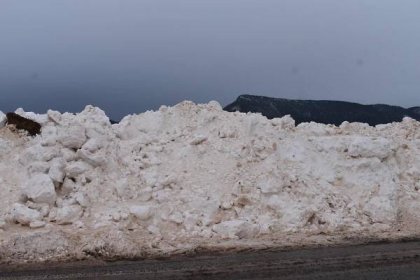 VIDEO: Vítr a sníh vytvořily bílou tmu, silnici do Božanova se podařilo udržet