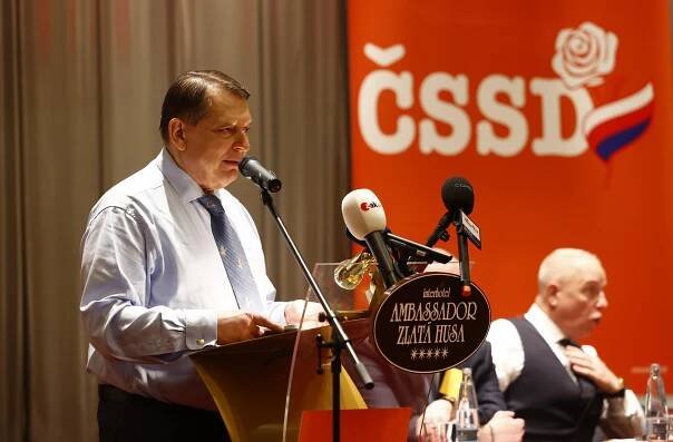 Paroubek se stal předsedou České suverenity, jež užívá zkratku ČSSD. Na sjezd dorazil i Zeman