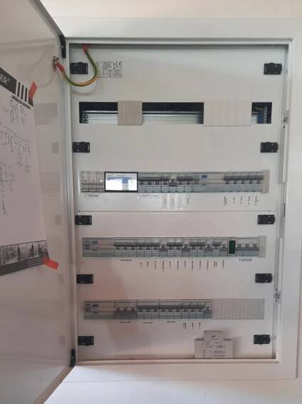 Hybridní fotovoltaická elektrárna s baterií na Třebíčsku - Energy Systems