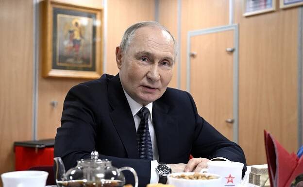Vladimir Putin speaks with Arkhangelsk cruiser submarine crew members.