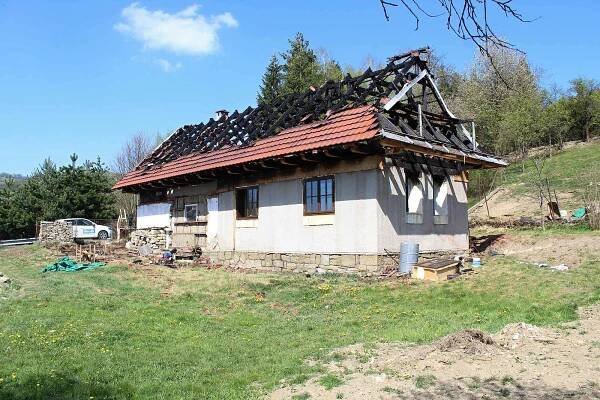 O velikonočním pondělí 2019 rodině Koudelových v Huslenkách doslova shořela střecha nad hlavou.