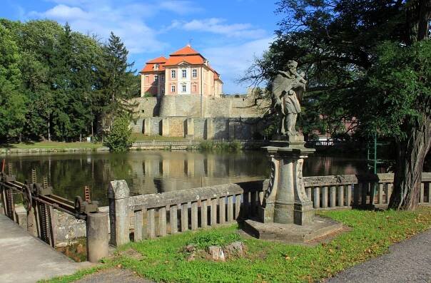 Soubor:Chvalkovice castle 2011 2.jpg – Wikipedie