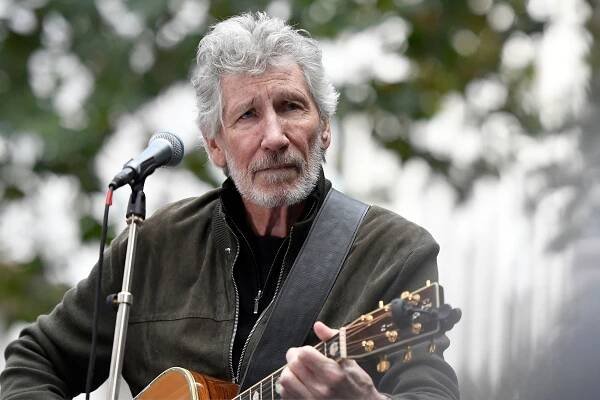 Watch Roger Waters Sing ‘With You Were Here’ at Julian Assange Rally