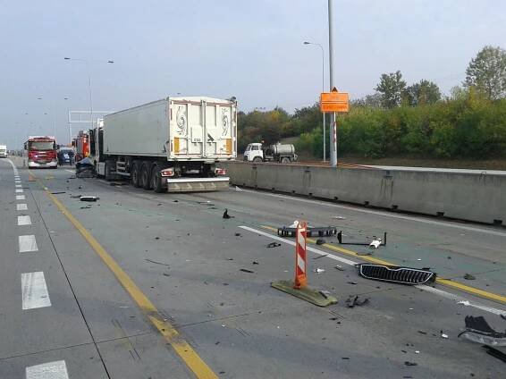 Tragická nehoda u Olomouce: Kamion vymrštil osobák do protisměru. Řidič zemřel