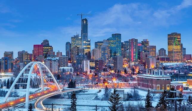 Edmonton centru zimní Panorama těsně po západu slunce na modré hodiny ukazující Walterdale most přes řeku Saskatchewan zmrzlé, zasněžené a okolní mrakodrapy. Edmonton je hlavní město Alberta, Kanada. — Stock obrázek
