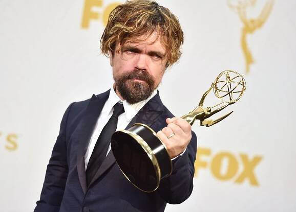 KK2 Los Angeles - Peter Dinklage pózuje s cenou v kategórii najlepí herec vo ved¾ajej úlohe dramatického seriálu Hra o tróny poèas 67. roèníka ude¾ovania prestínych amerických televíznych cien Emmy v Los Angeles 20. septembra 2015. FOTO TASR/AP Peter Dinklage, winner of the award for outstanding supporting actor in a drama series for "Game of Thrones", poses in the press room at the 67th Primetime Emmy Awards on Sunday, Sept. 20, 2015, at the Microsoft Theater in Los Angeles. (Photo by Jordan Strauss/Invision/AP)