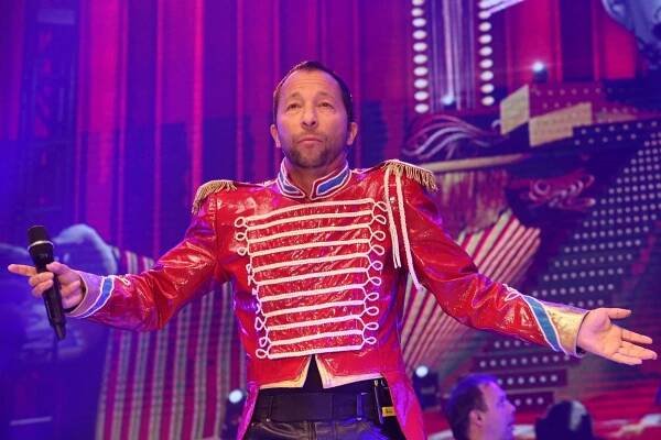 FOTO: Takhle dnes vypadá legenda devadesátek. DJ BoBo vystupoval na společném koncertě s Michalem Davidem v O2 aréně v roce 2015.