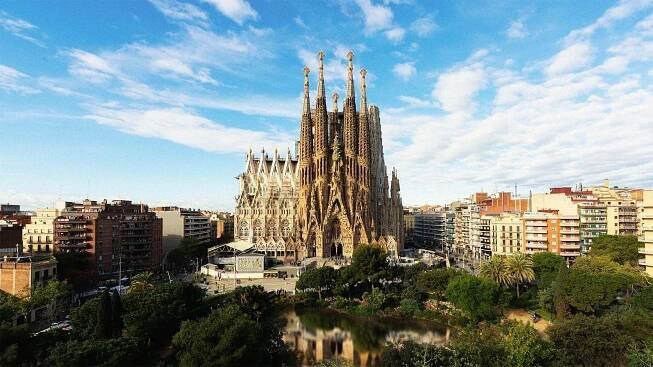 Panoramic view of Basílica de la Sagrada Família and surrounding greenery and buildings