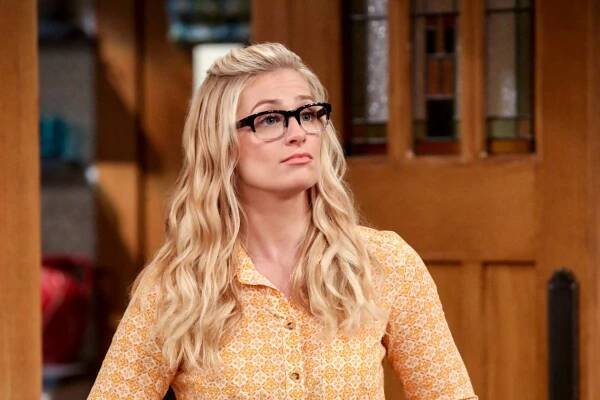 Nerdy Beth Behrs Wallpaper